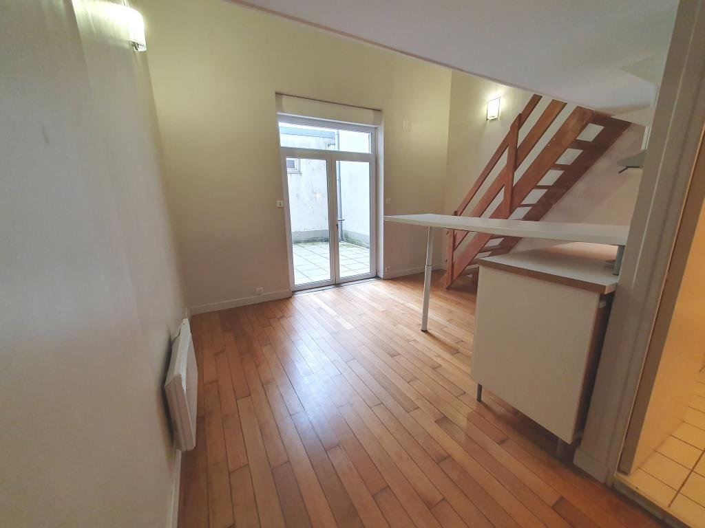 STUDIO MEZZANINE AVEC COUR A LOUER - LILLE GAMBETTA - 19 m2 - 589�&euro; charges comprises par mois