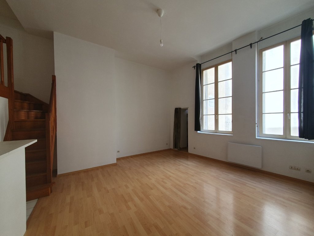 F2 AVEC MEZZANINE A LOUER - LILLE CENTRE - 45 m2 - 742 &euro; charges comprises par mois