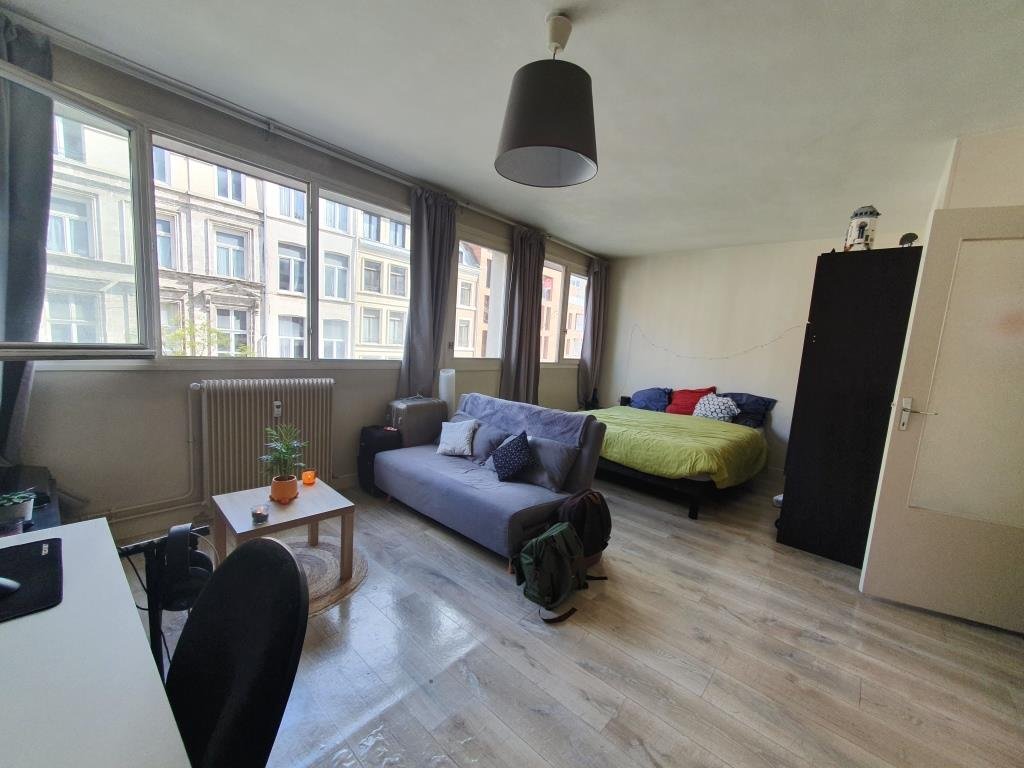 STUDIO AVEC CAVE EN RESIDENCE SECRUISEE A LOUER - LILLE - 32 m2 - 694 &euro; charges comprises par mois