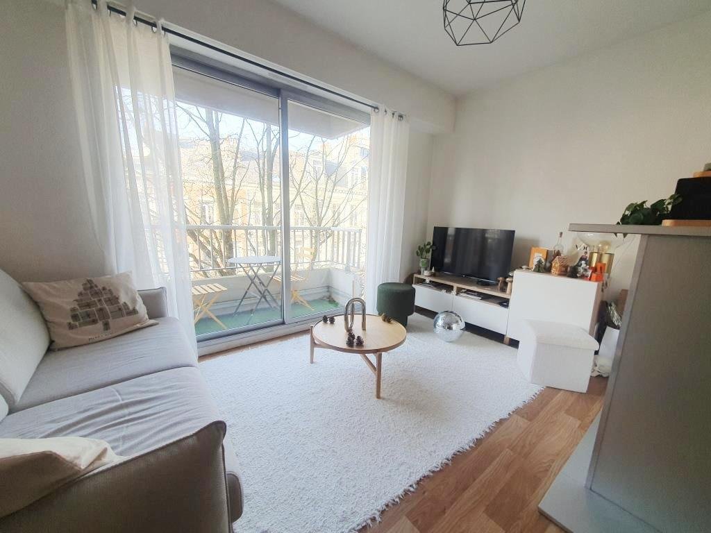 STUDIO AVEC BALCON, PARKING ET CAVE A LOUER - LILLE REPUBLIQUE BEAUX ARTS - 25 m2 - 649 &euro; charges comprises par mois
