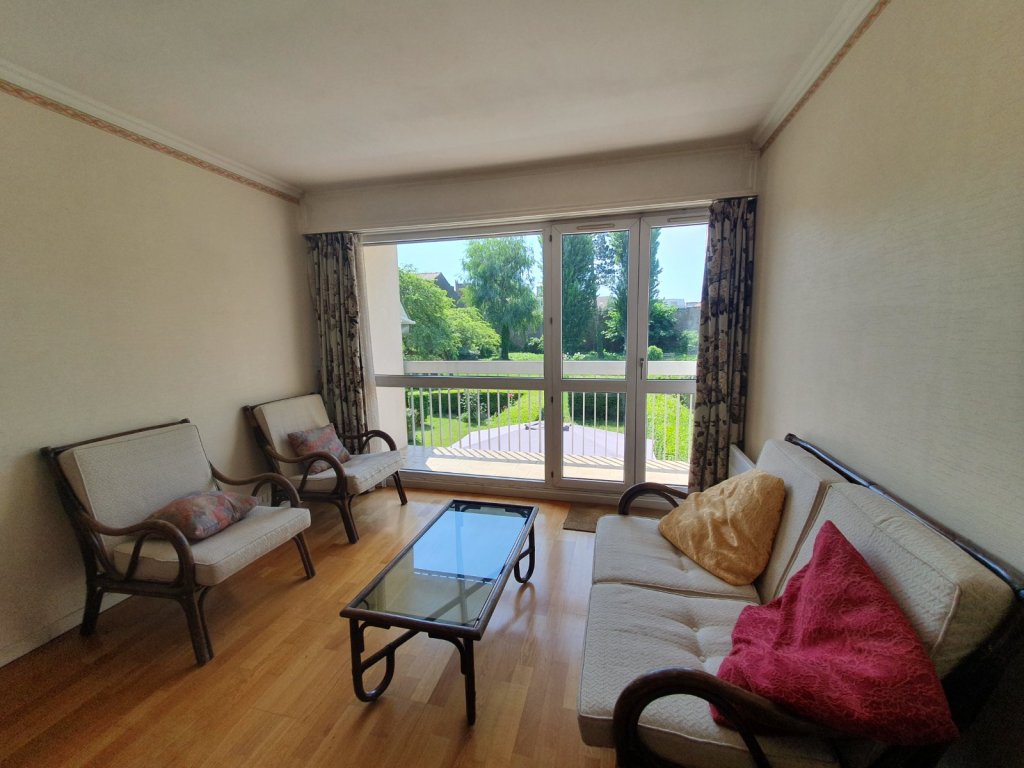F3 MEUBLE AVEC BALCON, PARKING ET CAVE A LOUER - LILLE LISIERE CENTRE - 67 m2 - 969 &euro; charges comprises par mois