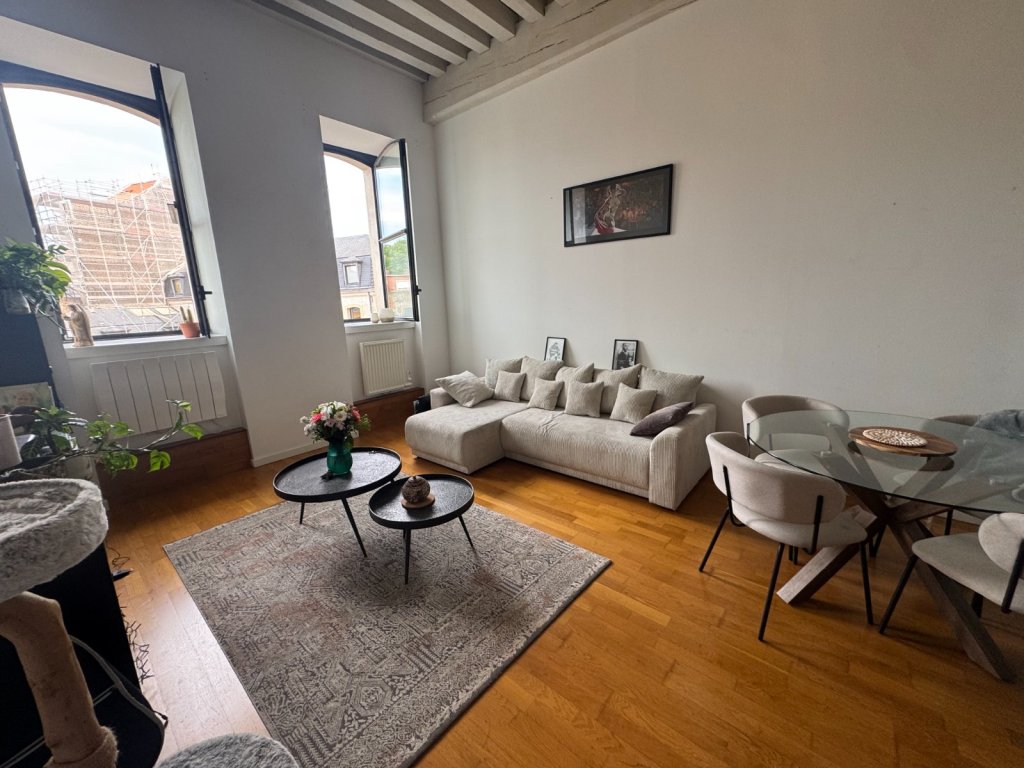 GRAND F2 A LOUER - VIEUX LILLE - 61.5 m2 - 884 &euro; charges comprises par mois
