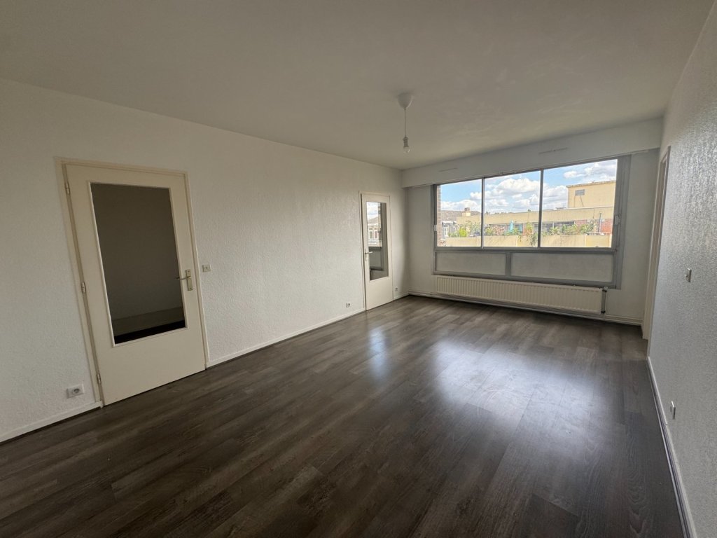 F2 AVEC PARKING ET CAVE A LOUER - LILLE VAUBAN - 51.5 m2 - 869 &euro; charges comprises par mois