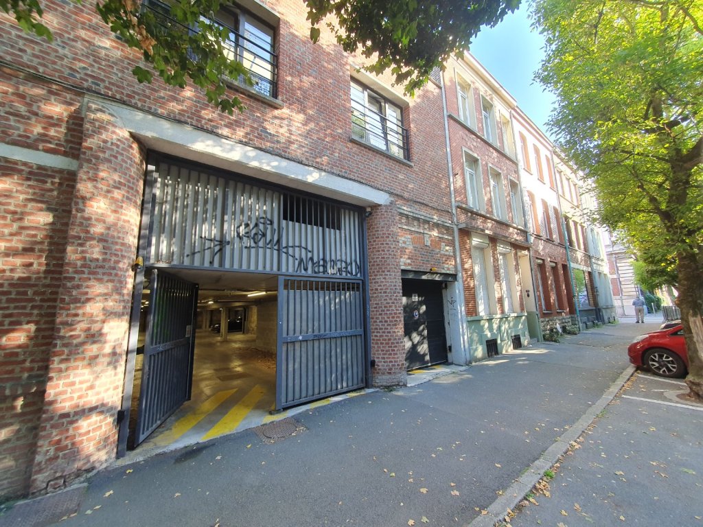 PARKING REZ-DE-CHAUSSEE A LOUER - LILLE - 89 &euro; charges comprises par mois