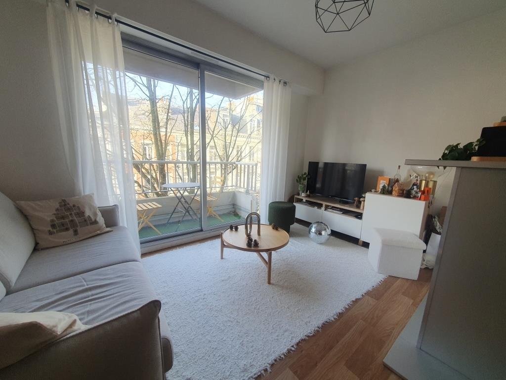 STUDIO AVEC BALCON EN RESIDENCE SECRUISEE A LOUER - LILLE PLEIN CENTRE - REPUBLIQUE - ENTRE METRO REPUBLIQUE ET THEATRE SEBASTOPOL - 25 m2 - 653 &euro; charges comprises par mois