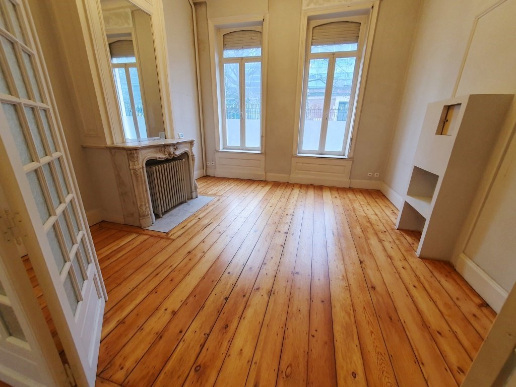 LOCAL PROFESSIONNEL - BUREAU avec COUR PRIVATIVE A LOUER - LILLE CENTRE - REPUBLIQUE - 47 m2 - 1195€ HC par mois