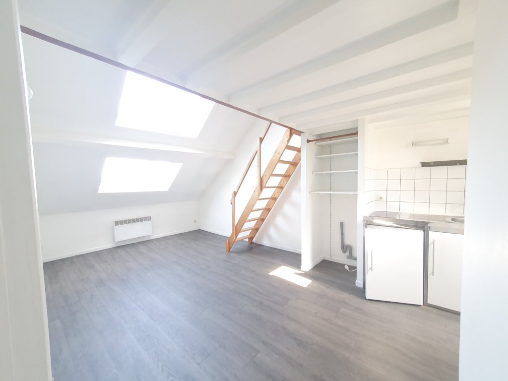 STUDIO AVEC MEAZZANINE A LOUER - LAMBERSART - 19.5 m2 - 526€ charges comprises par mois