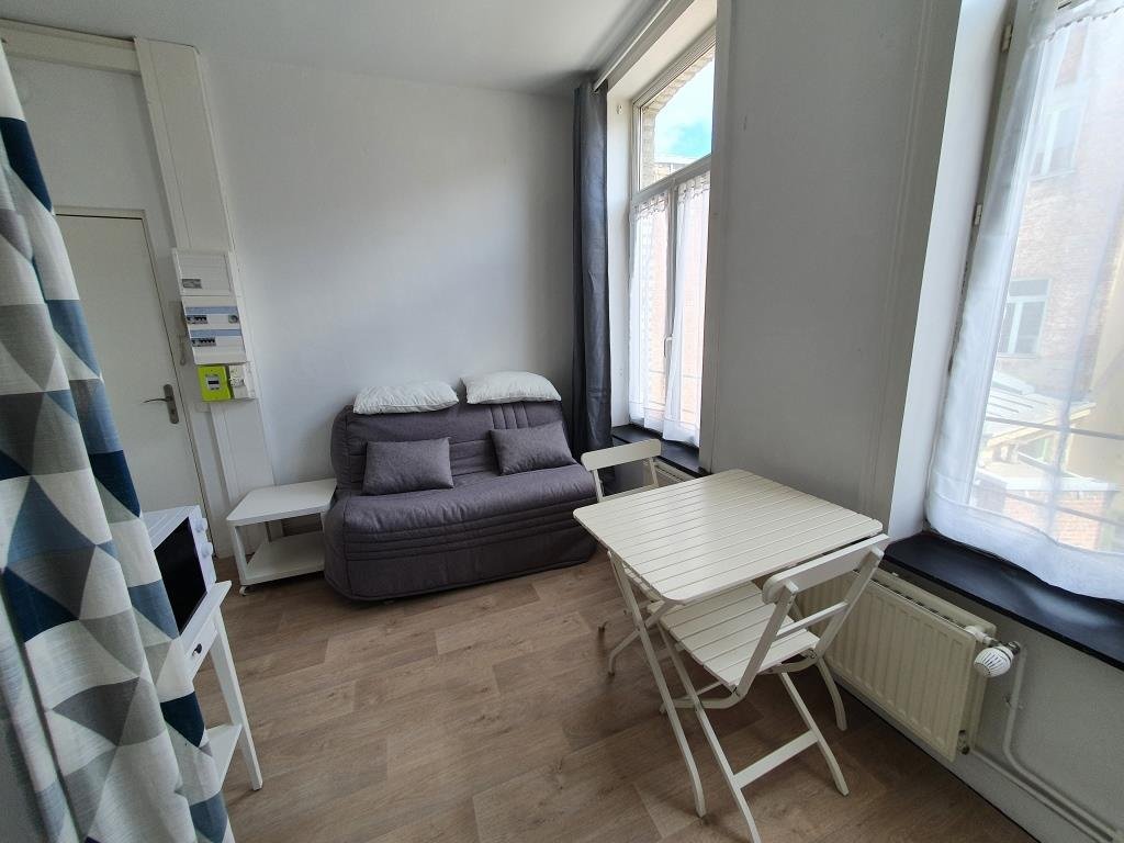 STUDIO MEUBLE RENOVE A LOUER - LILLE PLEIN CENTRE - 14.5 m2 - 488€ charges comprises par mois