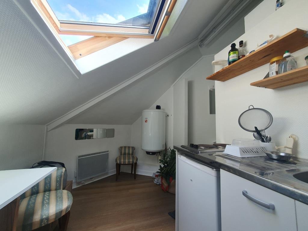 STUDIO SEMI EQUIPE A LOUER - LILLE PLEIN CENTRE - 11 m2 - 388€ charges comprises par mois