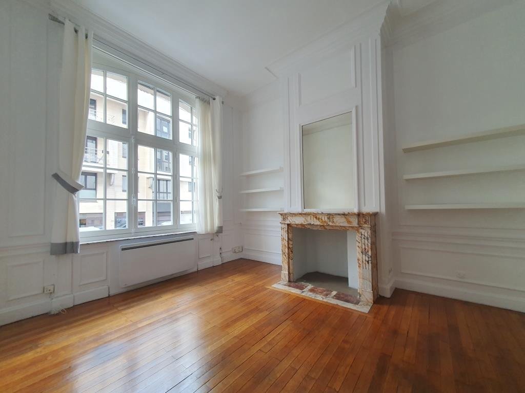 F2 AVEC CACHET EN RDC A LOUER - LILLE CENTRE - 43 m2 - 678€ charges comprises par mois