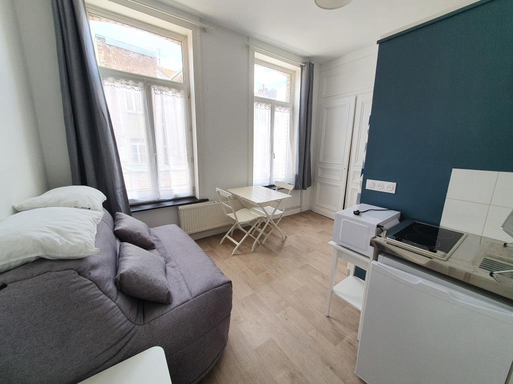 STUDIO MEUBLE RENOVE A LOUER - LILLE PLEIN CENTRE - 14.5 m2 - 488€ charges comprises par mois