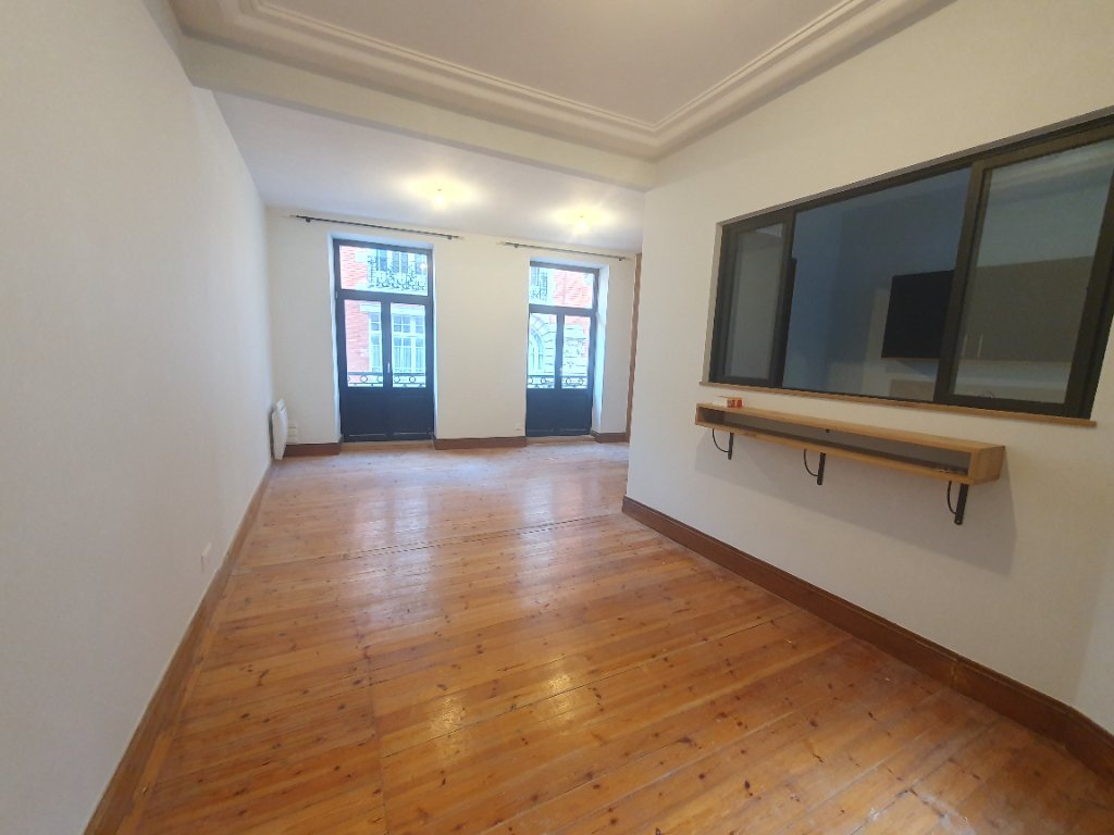 F2 BIS ENTIEREMENT RENOVE A LOUER - LILLE CENTRE - 55.5 m2 - 929�&euro; charges comprises par mois