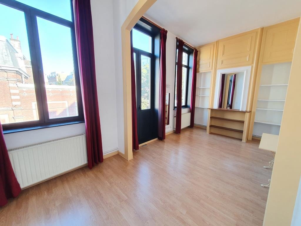F1 BIS LUMINEUX AVEC CAVE A LOUER - LILLE Vauban - 34 m2 - 619€ charges comprises par mois