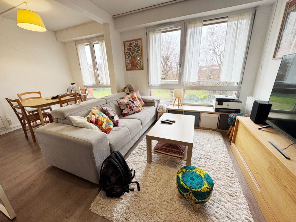 F2 AVEC PARKING ET CAVE A LOUER - LILLE LISIERE CENTRE - 45 m2 - 725�&euro; charges comprises par mois