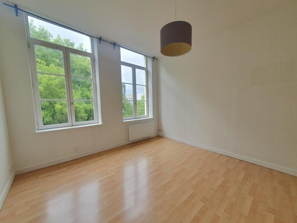 STUDIO LUMINEUX A LOUER - LILLE VAUBAN - 22.5 m2 - 513€ charges comprises par mois
