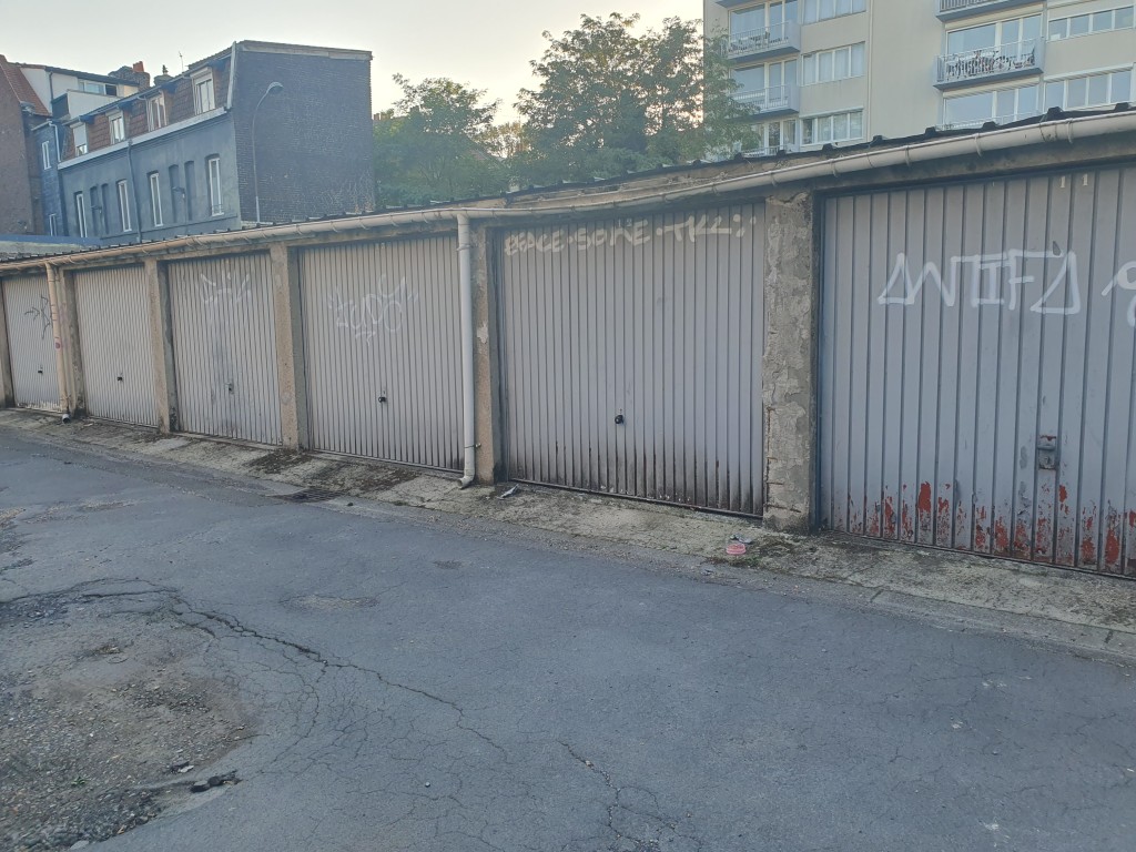 LILLE - PROX RUE D ARTOIS & BD VICTOR HUGO - PROX PARC J-B LEBAS & FAC DE DROIT - GARAGE EN BOX FERME - Disponible rapidement