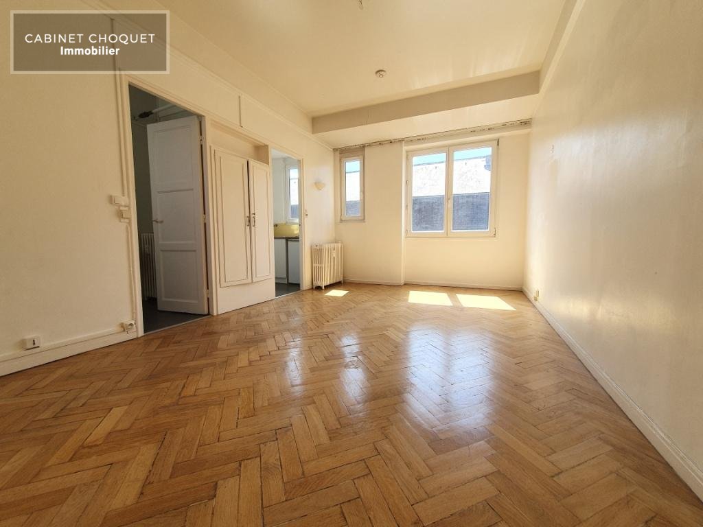 LILLE - PLEIN CENTRE - ENTRE METROS RIHOUR & REPUBLIQUE - RUE DE L HOPITAL MILITAIRE - F1 EN RESIDENCE ANNEES 30 -Disponible à partir du 03 août