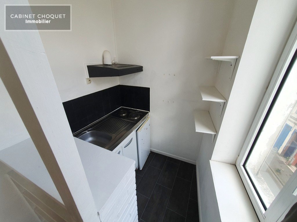 LILLE - GAMBETTA - PROX RUE SOLFERINO - ENTRE METROS GAMBETTA & REPUBLIQUE - F1 BIS AVEC MEZZANINE, BALCON & CAVE - Disponible de de suite