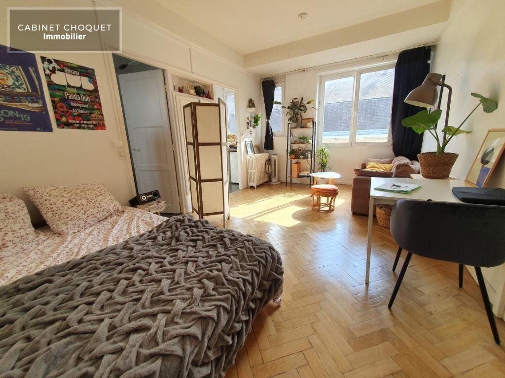 LILLE - PLEIN CENTRE - ENTRE METROS RIHOUR & REPUBLIQUE - RUE DE L HOPITAL MILITAIRE - PROX RUES PIETONNES & GRAND PLACE - F1 EN RESIDENCE ANNEES 30 - Disponible rapidement