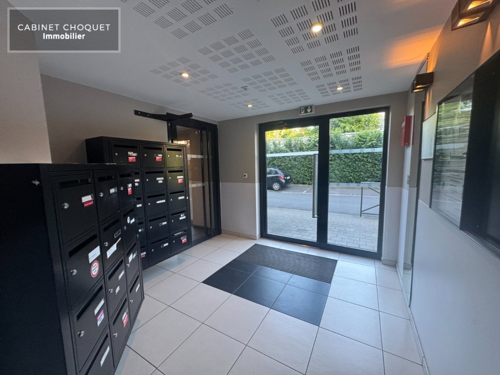 LA MADELEINE - PROX RUE DU GENERAL DE GAULLE & GARE - COMMERCES - BUS - FACILITES GRANDS AXES - F2 AVEC PARKING & BALCON - Disponible de suite
