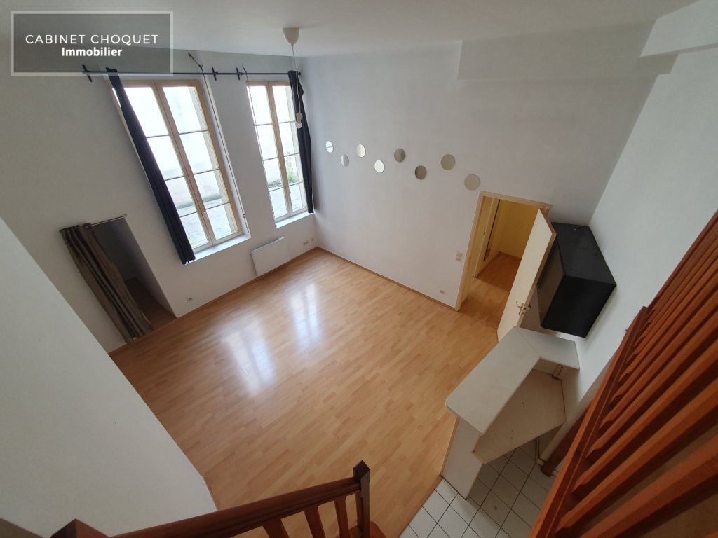 LILLE - PLEIN CENTRE - PROX METROS REPUBLIQUE & GARE LILLE FLANDRES - COMMERCES - BUS -  F2 SUR COUR -  Disponible à partir du 16 mai