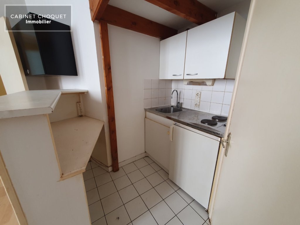 LILLE - PLEIN CENTRE - PROX METROS REPUBLIQUE & GARE LILLE FLANDRES - COMMERCES - BUS -  F2 SUR COUR -  Disponible à partir du 16 mai