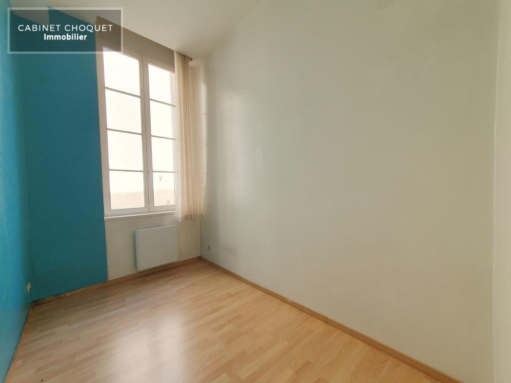 LILLE - PLEIN CENTRE - PROX METROS REPUBLIQUE & GARE LILLE FLANDRES - COMMERCES - BUS -  F2 SUR COUR -  Disponible à partir du 16 mai