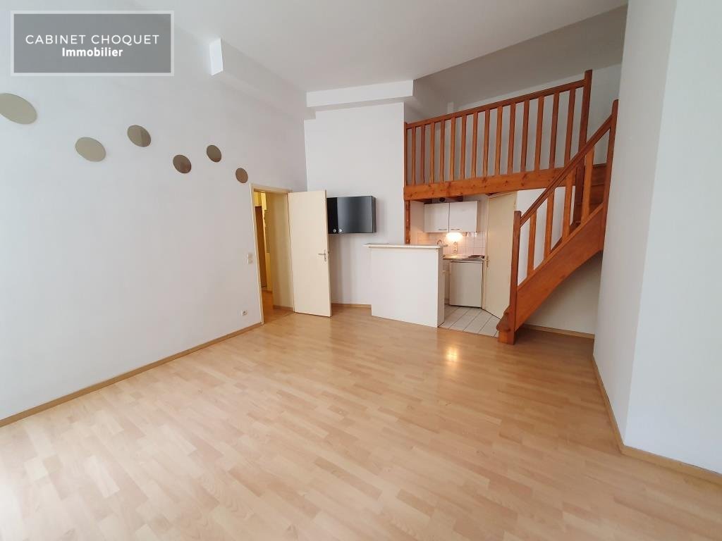 LILLE - PLEIN CENTRE - PROX METROS REPUBLIQUE & GARE LILLE FLANDRES - COMMERCES - BUS -  F2 SUR COUR -  Disponible à partir du 16 mai