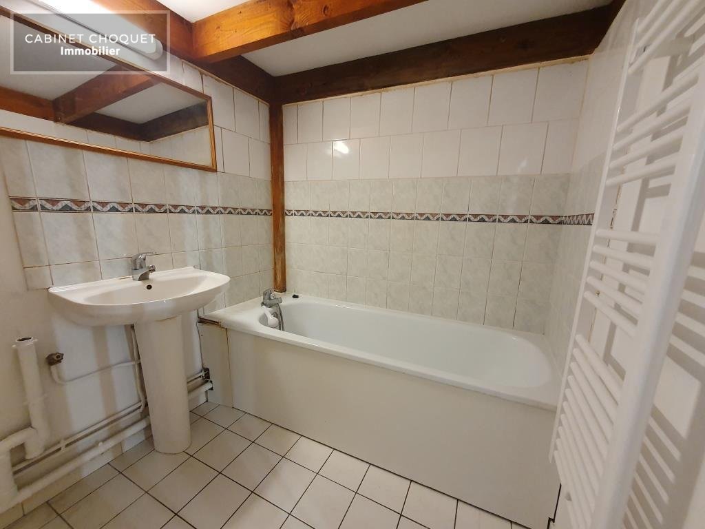 LILLE - PLEIN CENTRE - PROX METROS REPUBLIQUE & GARE LILLE FLANDRES - COMMERCES - BUS -  F2 SUR COUR -  Disponible à partir du 16 mai