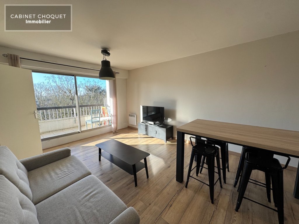 LOOS - LIMITE LILLE - PROX CHR - FACILITES GRANDS AXES - COMMERCES - F2 MEUBLE AVEC GRAND BALCON & PARKING - Disponible de suite