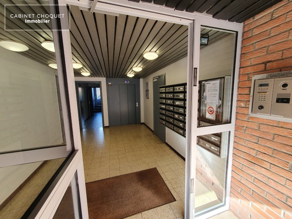 LILLE - ENTRE METROS SAINT MAURICE & MONS SART - LIMITE MONS-EN-BAROEUL - FACILITE GRANDS AXES - F2 AVEC PARKING