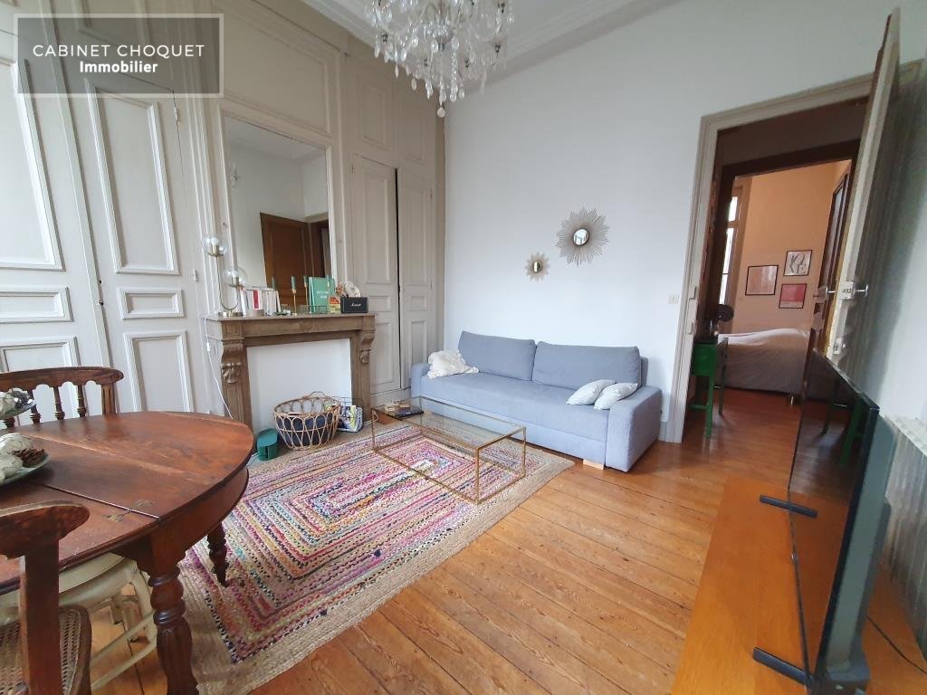 LILLE - QUARTIER SAINT MICHEL - PROX RUE SOLFERINO & THEATRE SEBASTOPOL - ENTRE RUE FLEURUS & RUE D ARTOIS - METROS REPUBLIQUE & GAMBETTA - COMMERCES - CHARMANT F2 AVEC CACHET ET CAVE