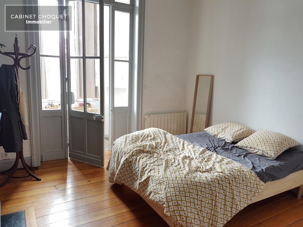 LILLE - QUARTIER SAINT MICHEL - PROX RUE SOLFERINO & THEATRE SEBASTOPOL - ENTRE RUE FLEURUS & RUE D ARTOIS - METROS REPUBLIQUE & GAMBETTA - COMMERCES - CHARMANT F2 AVEC CACHET ET CAVE