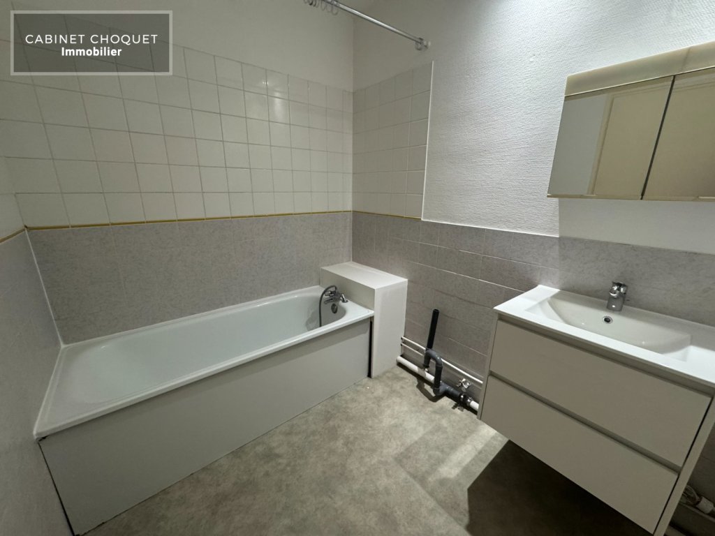 LILLE - VAUBAN - NATIONALE - LA CATHO - METRO CORMONTAIGNE - F2 AVEC PARKING ET CAVE - Disponible de suite