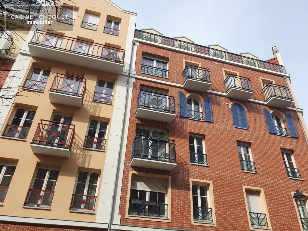 LILLE - VIEUX-LILLE - PROX AV. PEUPLE BELGE & RUE SAINT SEBASTIEN - COMMERCES - BUS - STATION V LILLE - F2 AVEC BALCON, GARAGE & CAVE - Lou�