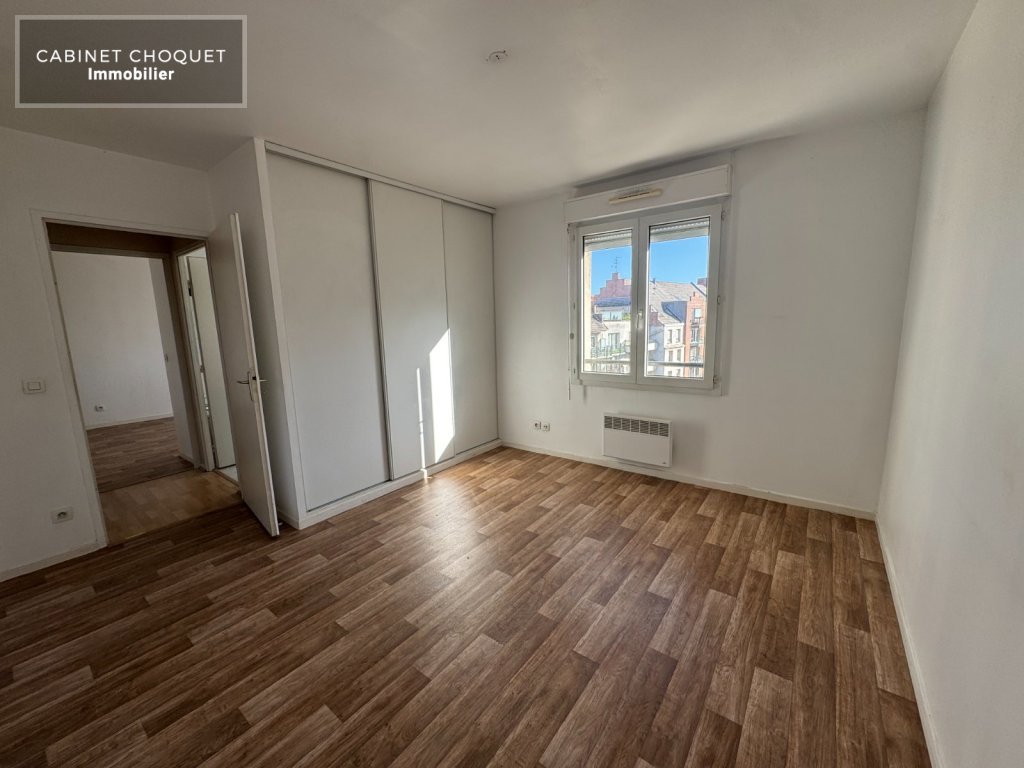 LILLE - VIEUX LILLE - PROX AV DU PEUPLE BELGE - COMMERCES - BUS - STATION V LILLE - F3 AVEC TERRASSE ET PARKING - Disponible de suite