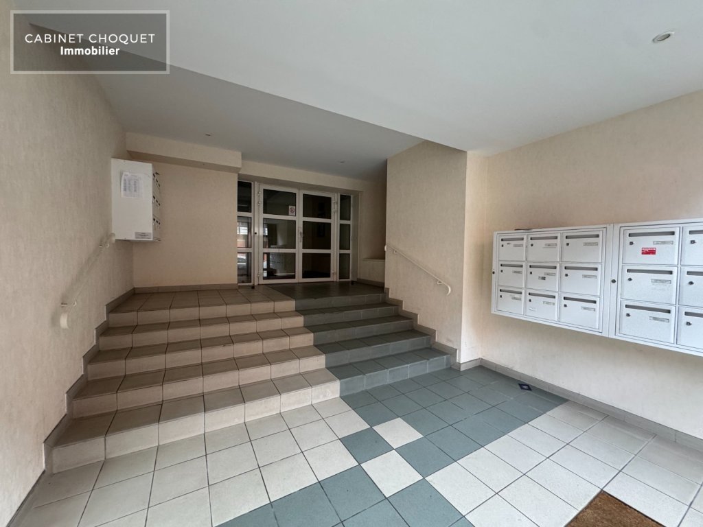 LILLE - VIEUX LILLE - PROX AV DU PEUPLE BELGE - COMMERCES - BUS - STATION V LILLE - F3 AVEC TERRASSE ET PARKING - Disponible de suite