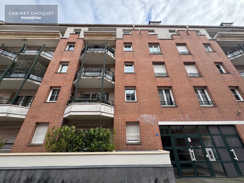 LILLE - VIEUX LILLE - PROX AV DU PEUPLE BELGE - COMMERCES - BUS - STATION V LILLE - F3 AVEC TERRASSE ET PARKING - Disponible de suite