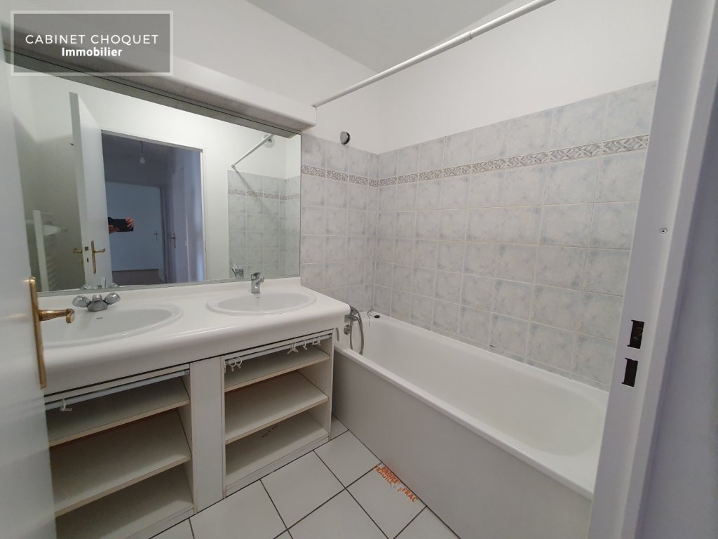 LILLE - VIEUX LILLE - PROX AV DU PEUPLE BELGE - PROX IAE - BUS - F3 BIS AVEC PARKING, CAVE & GRAND BALCON - Disponible de suite