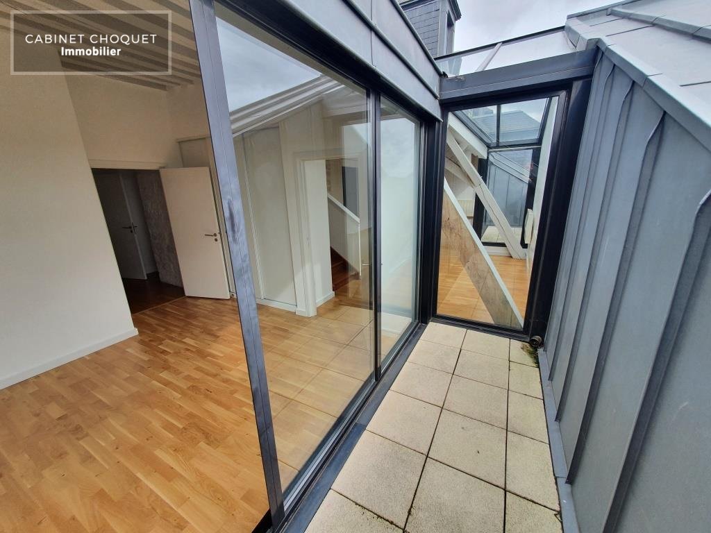 LILLE - VIEUX LILLE - RUE ROYALE - PROX PLACE DE ST ANDRE - GRAND F4 DE STANDING EN TRIPLEX AVEC TERRASSE, PARKING & CAVE - Disponible de suite